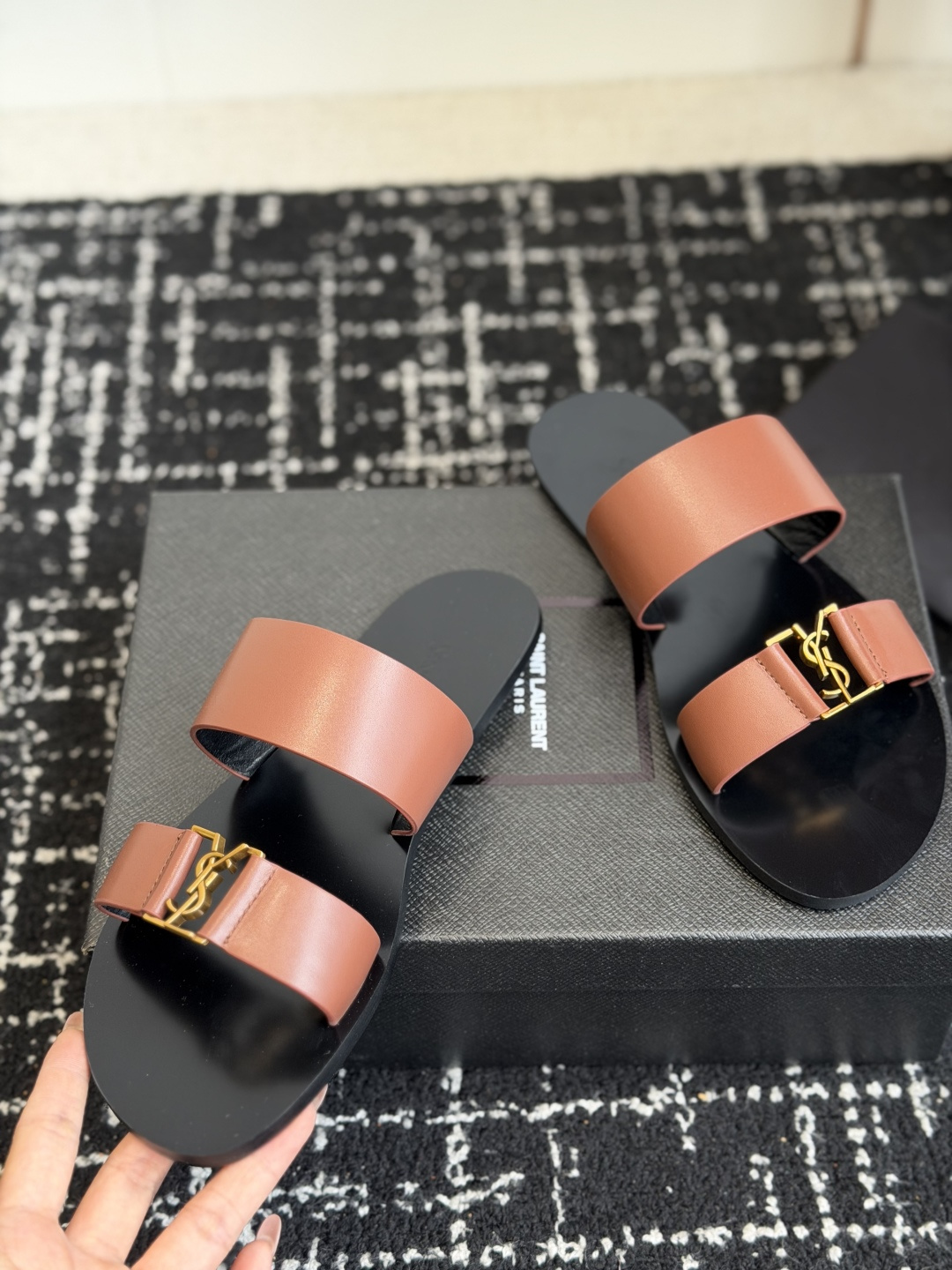 东莞代购级Saint Laurent圣罗兰、平板凉鞋 拖鞋 26ss 早春最新款、YSL、Logo字母扣 东莞代购级Saint Laurent圣罗兰、平板凉鞋 拖鞋 26ss 早春最新款、YSL、Logo字母扣