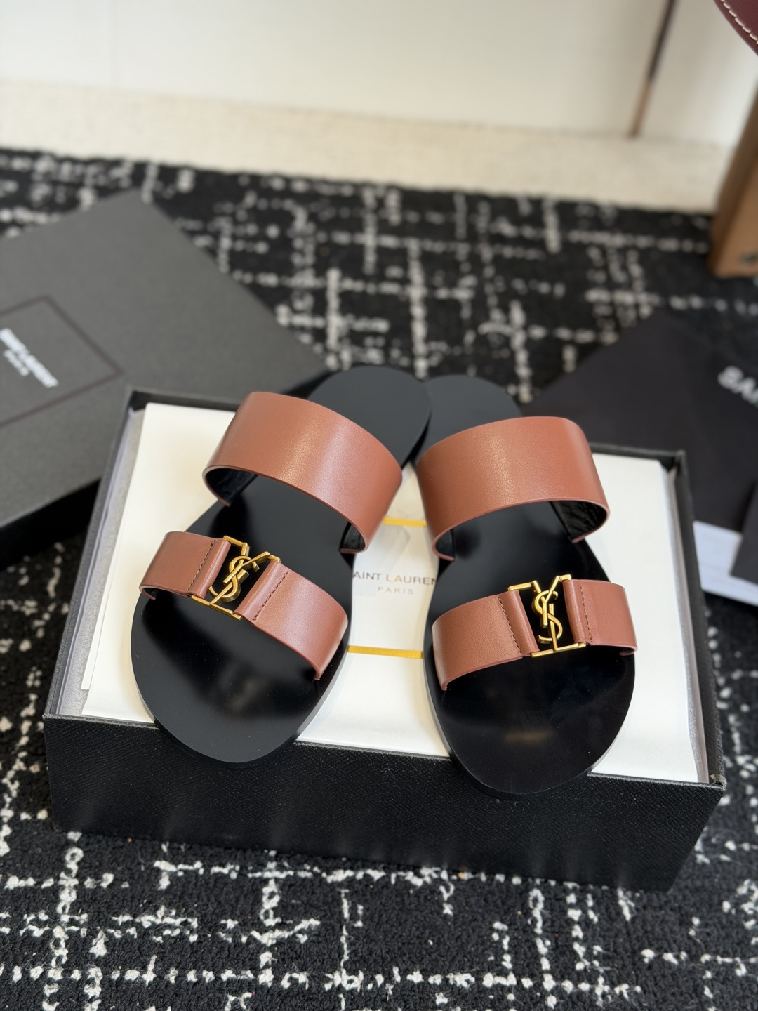 东莞代购级Saint Laurent圣罗兰、平板凉鞋 拖鞋 26ss 早春最新款、YSL、Logo字母扣 东莞代购级Saint Laurent圣罗兰、平板凉鞋 拖鞋 26ss 早春最新款、YSL、Logo字母扣