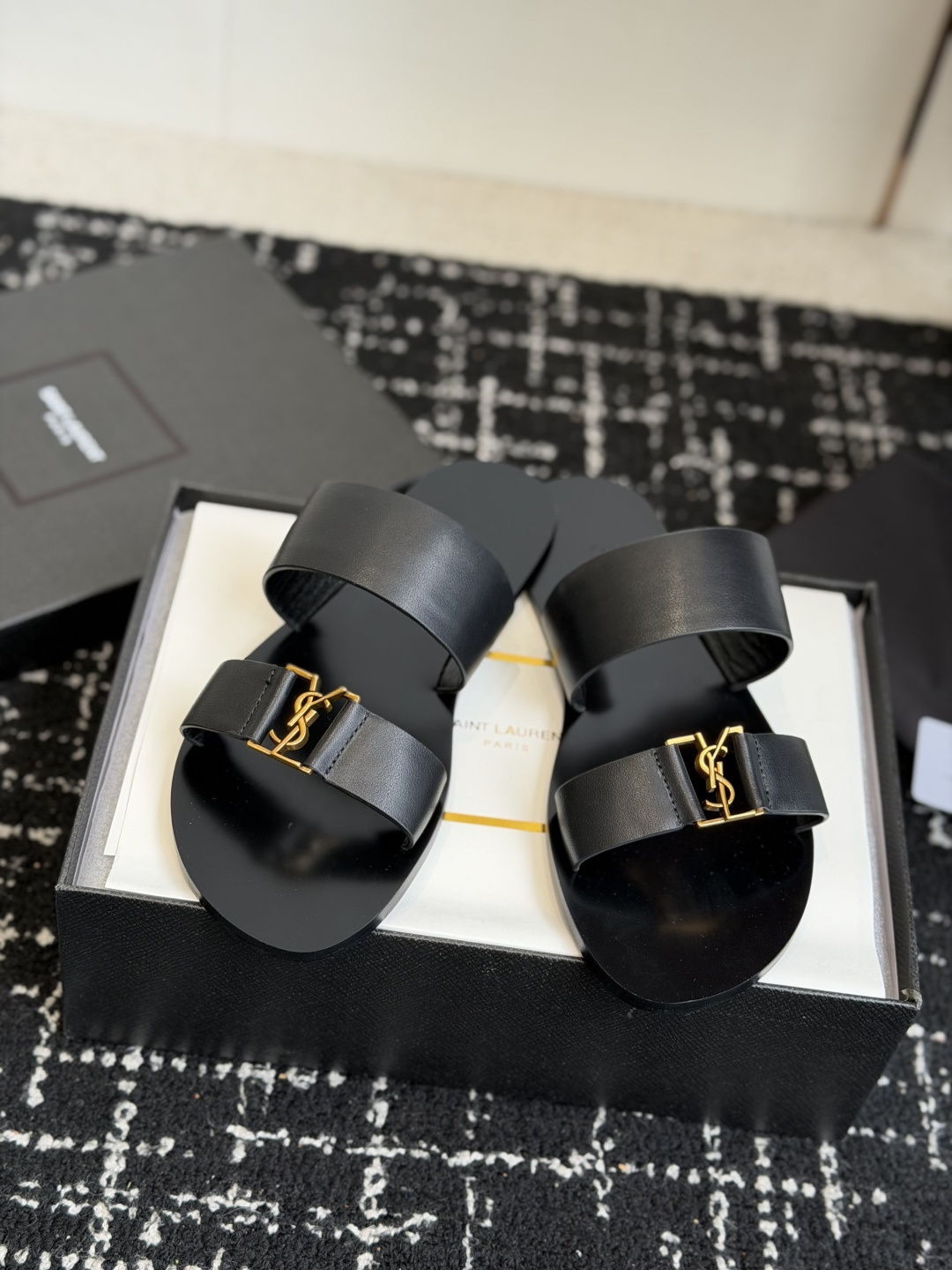 东莞代购级Saint Laurent圣罗兰、平板凉鞋 拖鞋 26ss 早春最新款、YSL、Logo字母扣 东莞代购级Saint Laurent圣罗兰、平板凉鞋 拖鞋 26ss 早春最新款、YSL、Logo字母扣