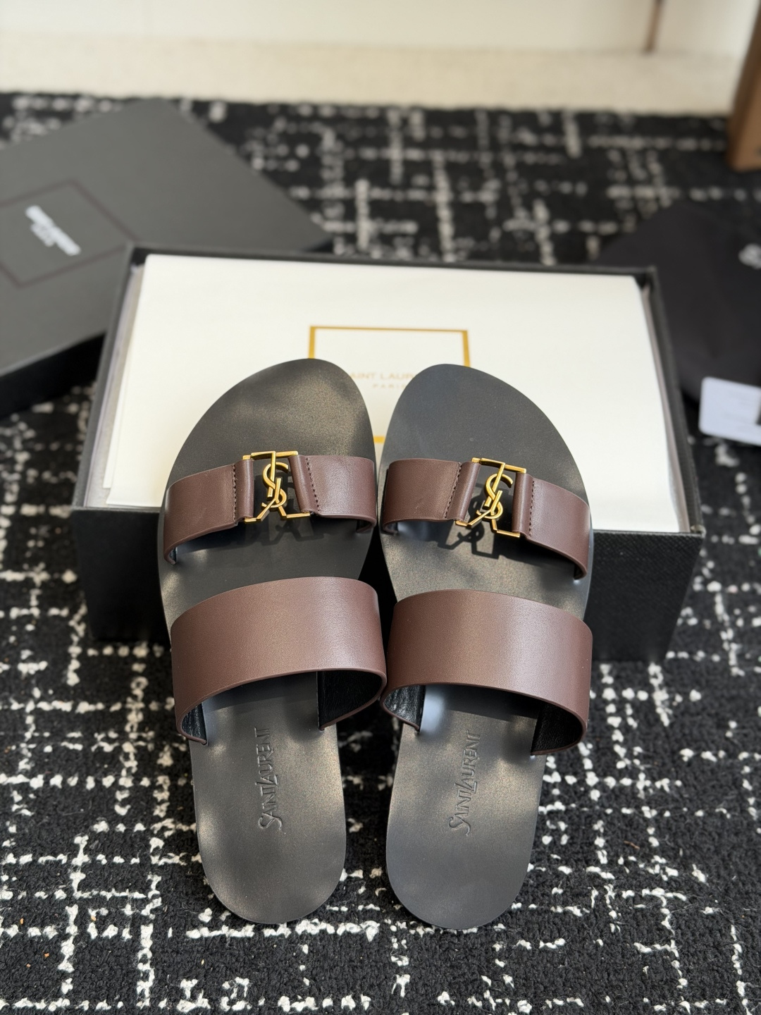 东莞代购级Saint Laurent圣罗兰、平板凉鞋 拖鞋 26ss 早春最新款、YSL、Logo字母扣 东莞代购级Saint Laurent圣罗兰、平板凉鞋 拖鞋 26ss 早春最新款、YSL、Logo字母扣