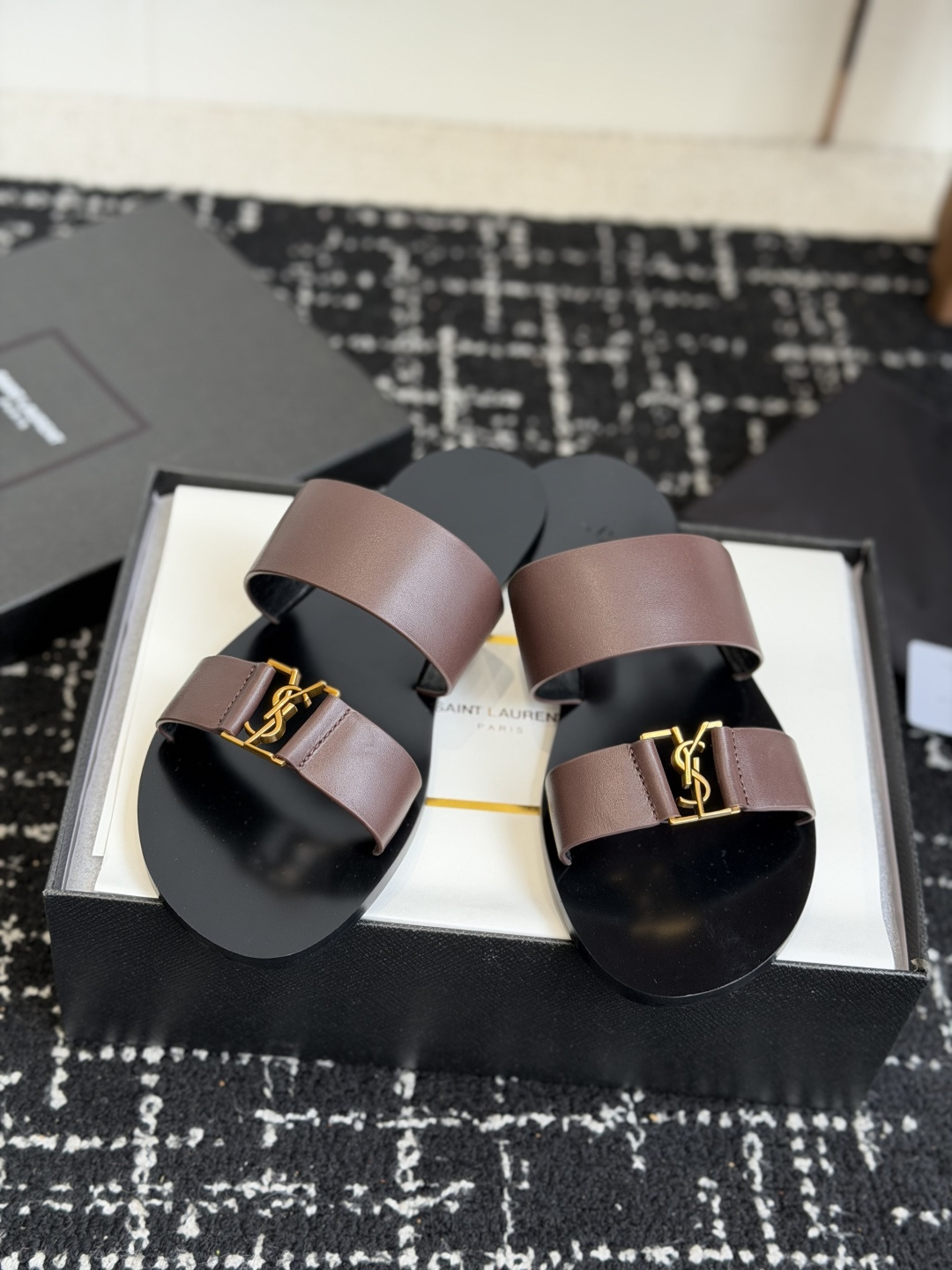 东莞代购级Saint Laurent圣罗兰、平板凉鞋 拖鞋 26ss 早春最新款、YSL、Logo字母扣 东莞代购级Saint Laurent圣罗兰、平板凉鞋 拖鞋 26ss 早春最新款、YSL、Logo字母扣