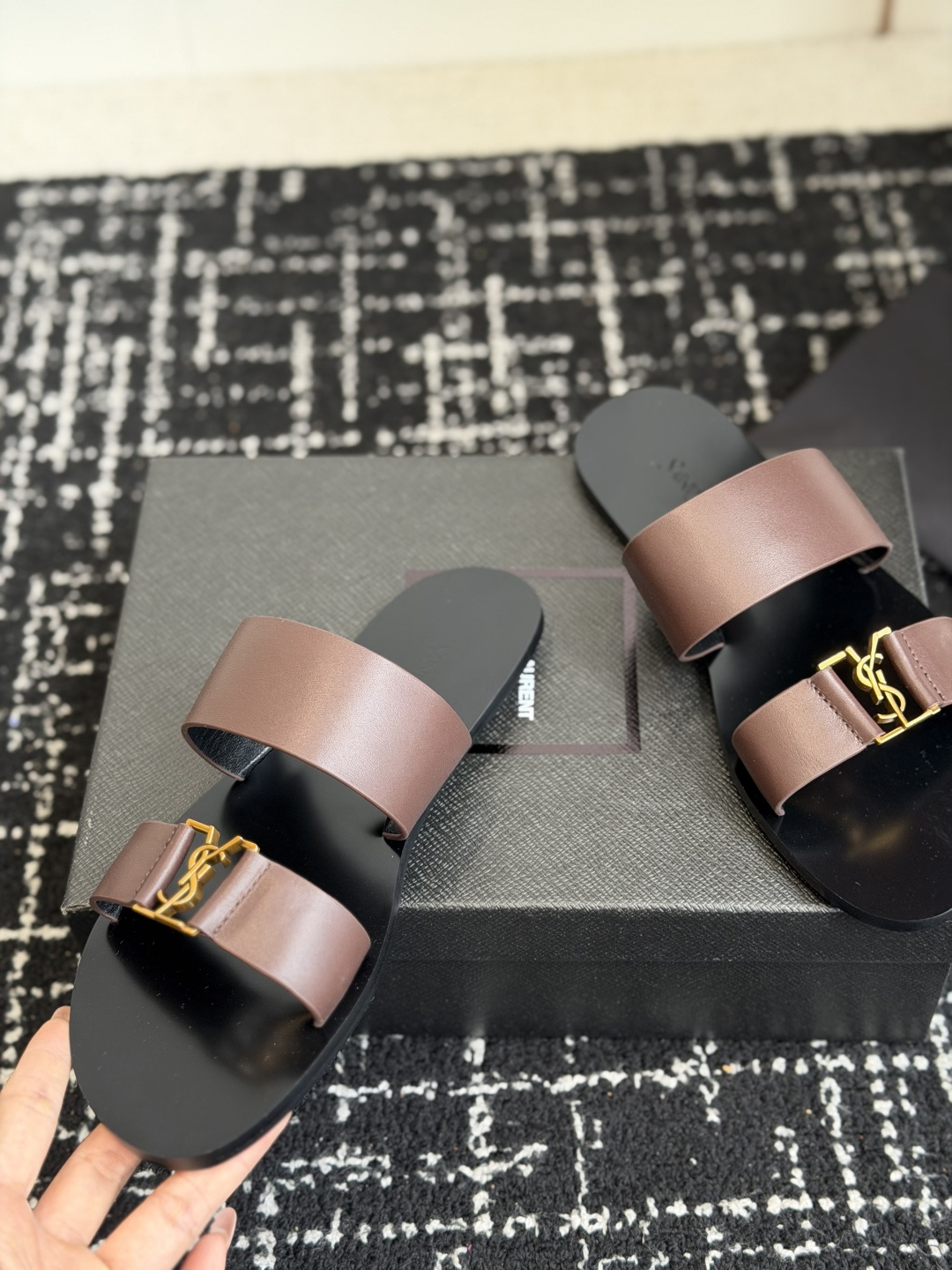 东莞代购级Saint Laurent圣罗兰、平板凉鞋 拖鞋 26ss 早春最新款、YSL、Logo字母扣 东莞代购级Saint Laurent圣罗兰、平板凉鞋 拖鞋 26ss 早春最新款、YSL、Logo字母扣