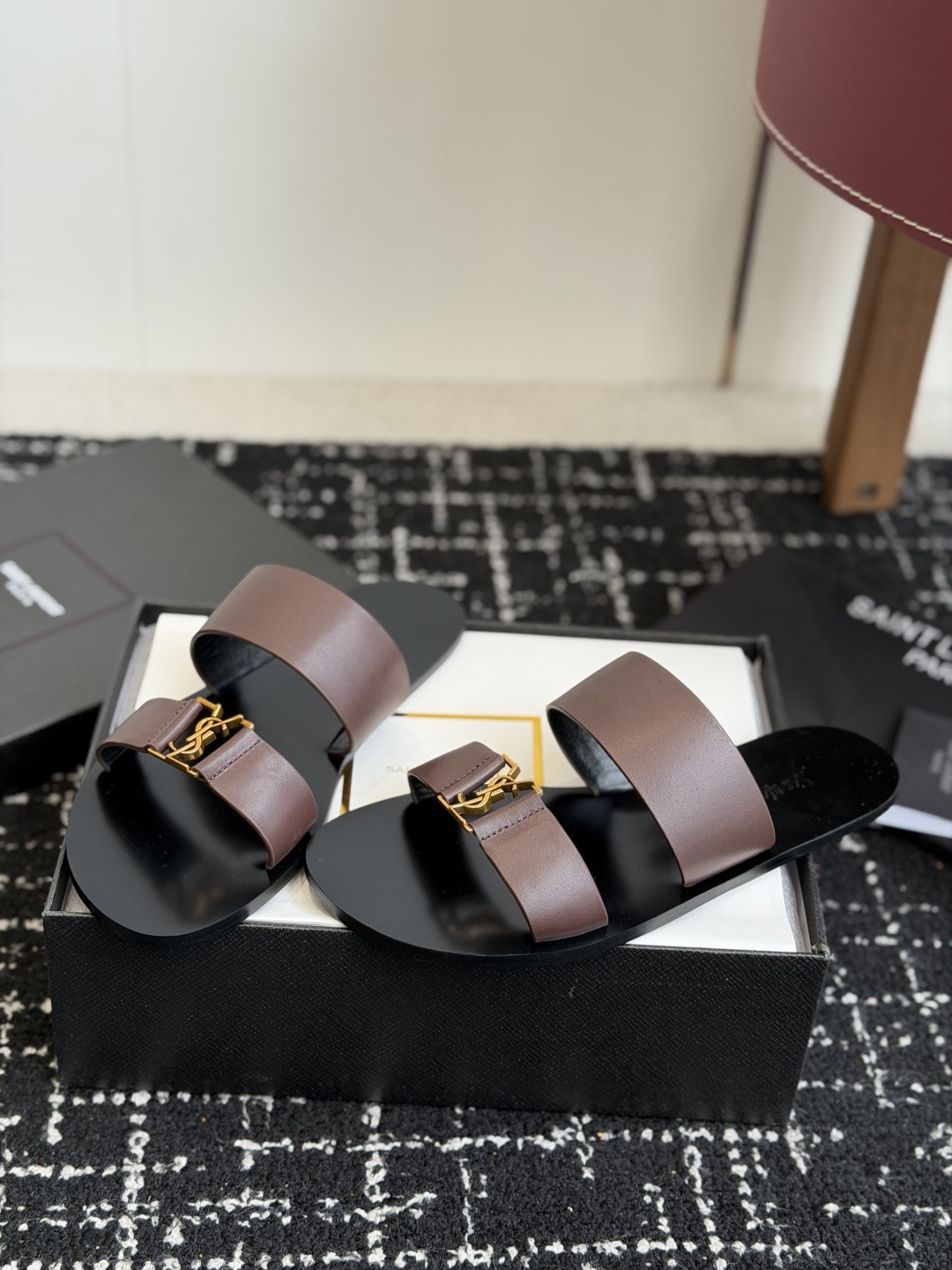 东莞代购级Saint Laurent圣罗兰、平板凉鞋 拖鞋 26ss 早春最新款、YSL、Logo字母扣 东莞代购级Saint Laurent圣罗兰、平板凉鞋 拖鞋 26ss 早春最新款、YSL、Logo字母扣