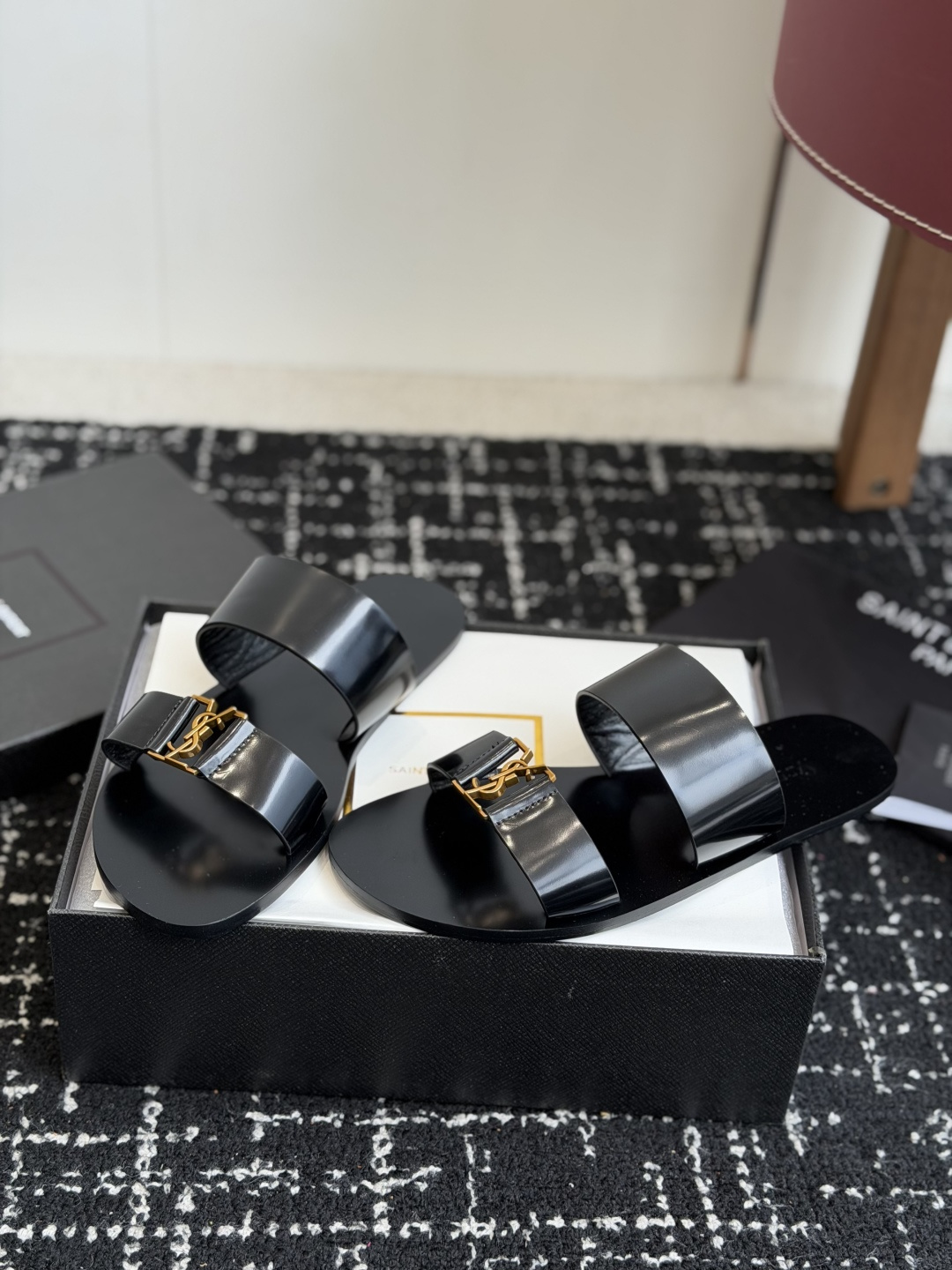 东莞代购级Saint Laurent圣罗兰、平板凉鞋 拖鞋 26ss 早春最新款、YSL、Logo字母扣 东莞代购级Saint Laurent圣罗兰、平板凉鞋 拖鞋 26ss 早春最新款、YSL、Logo字母扣