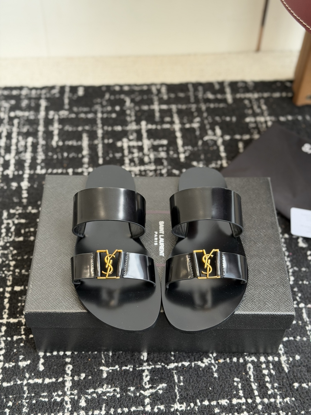 NO:815842,Top quality saint laurent ss26 new arrival～ ysl saint laurent 2026 new style | two-strap flat slippers upper imported cowhide + YSL metal buckle sole Italian genuine leather outsole couple size female 35-45, slippers, saint laurent, saint laurent, saint laurent, slippers, cowhide, Leather soles19860909顶级品质 saint laurent ss26 new arrival～ ysl 圣罗兰2026新款｜二带平底拖鞋 鞋面进口牛皮+YSL金属饰扣 鞋底意大利真皮大底 情侣Size女35-45,拖鞋,saint laurent,saint laurent,saint laurent,slippers,cowhide,Leather soles,Women's Shoes