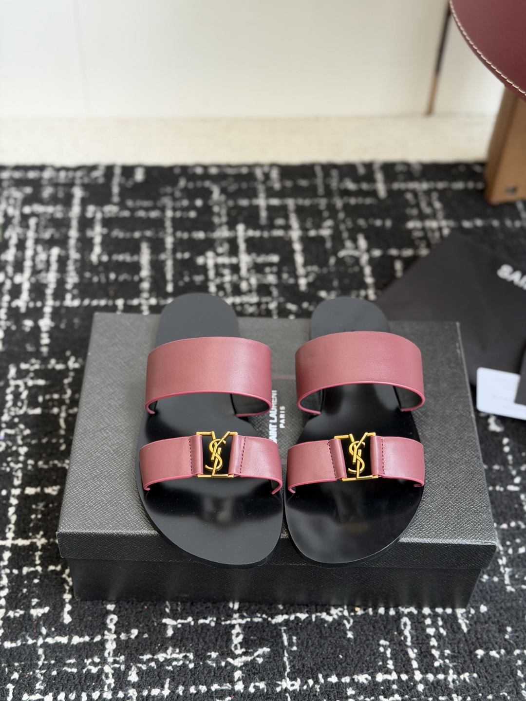 东莞代购级Saint Laurent圣罗兰、平板凉鞋 拖鞋 26ss 早春最新款、YSL、Logo字母扣