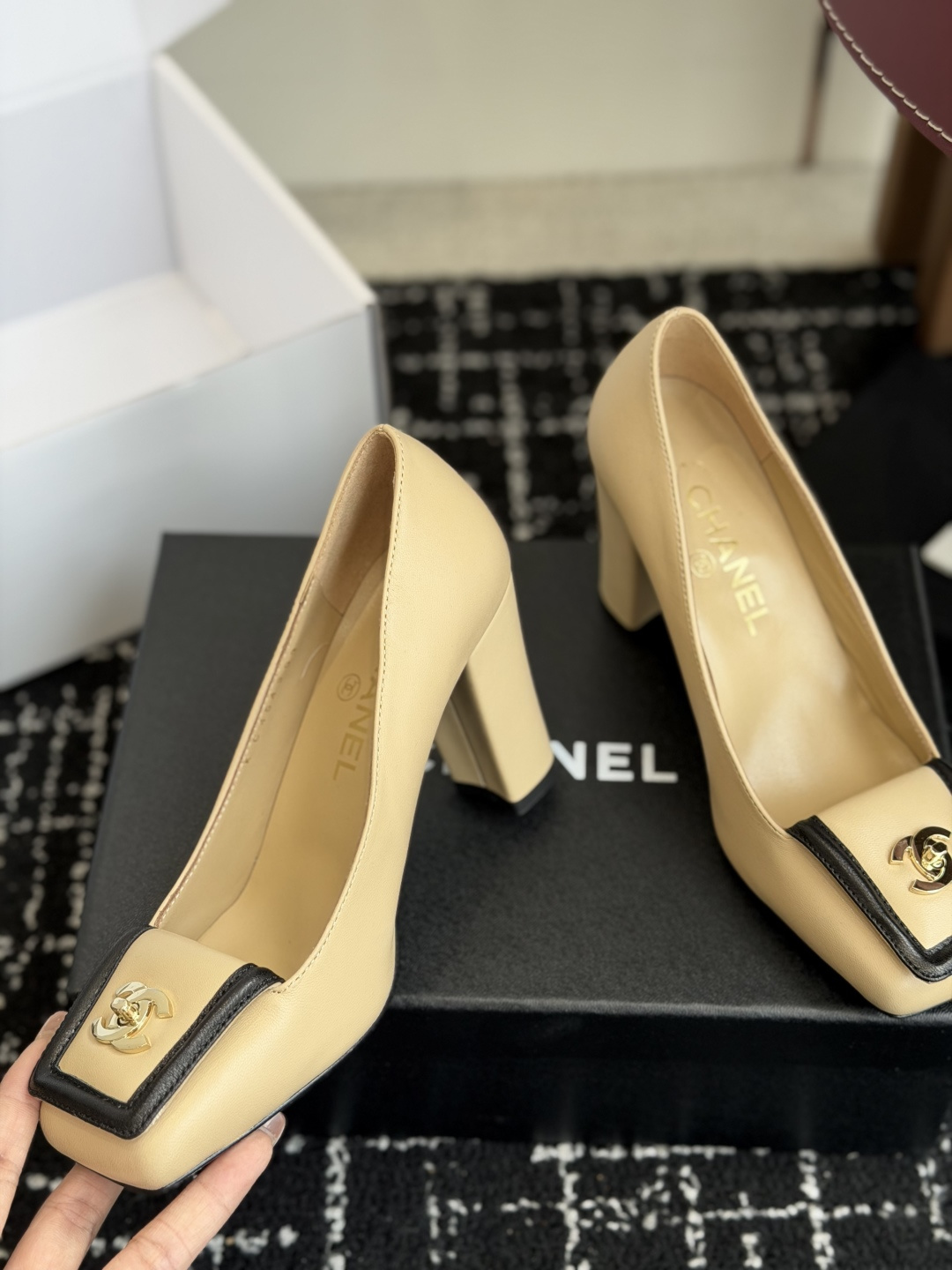 代购级CHANEL小香 26ss 早春新款 后空大方头跟鞋,复古法式优雅感,高级感十足 香奶奶后空玛丽珍 代购级CHANEL小香 26ss 早春新款 后空大方头跟鞋,复古法式优雅感,高级感十足 香奶奶后空玛丽珍