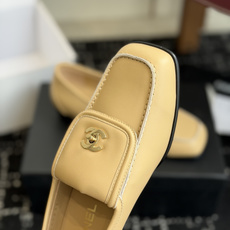 代购级CHANEL小香经典复古翻盖乐福鞋 这双复古乐福鞋一眼看到就很喜欢鞋面方头设计很特别 点缀小香经典 代购级CHANEL小香经典复古翻盖乐福鞋 这双复古乐福鞋一眼看到就很喜欢鞋面方头设计很特别 点缀小香经典
