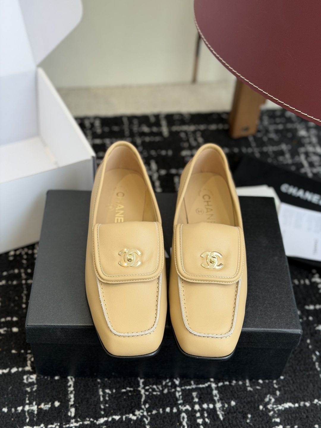 代购级CHANEL小香经典复古翻盖乐福鞋 这双复古乐福鞋一眼看到就很喜欢鞋面方头设计很特别 点缀小香经典