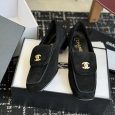 代购级CHANEL小香经典复古翻盖乐福鞋 这双复古乐福鞋一眼看到就很喜欢鞋面方头设计很特别 点缀小香经典 代购级CHANEL小香经典复古翻盖乐福鞋 这双复古乐福鞋一眼看到就很喜欢鞋面方头设计很特别 点缀小香经典