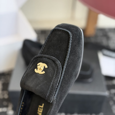 代购级CHANEL小香经典复古翻盖乐福鞋 这双复古乐福鞋一眼看到就很喜欢鞋面方头设计很特别 点缀小香经典 代购级CHANEL小香经典复古翻盖乐福鞋 这双复古乐福鞋一眼看到就很喜欢鞋面方头设计很特别 点缀小香经典