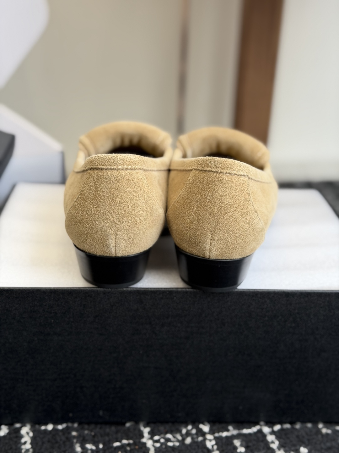 代购级CHANEL小香经典复古翻盖乐福鞋 这双复古乐福鞋一眼看到就很喜欢鞋面方头设计很特别 点缀小香经典 代购级CHANEL小香经典复古翻盖乐福鞋 这双复古乐福鞋一眼看到就很喜欢鞋面方头设计很特别 点缀小香经典
