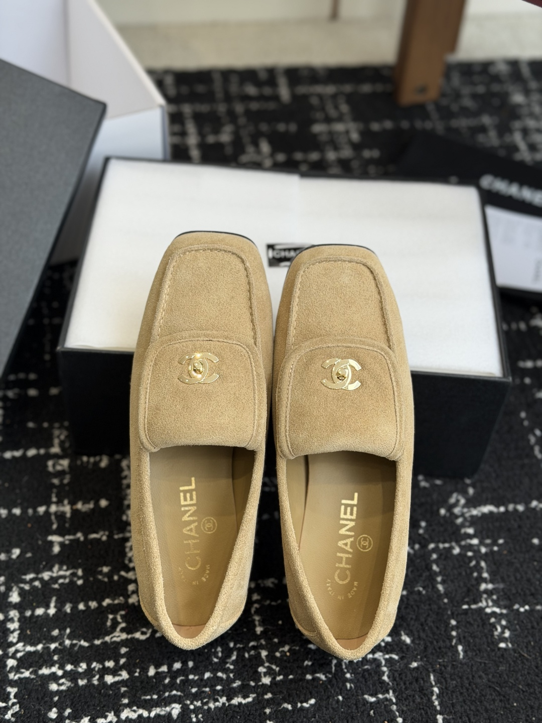 代购级CHANEL小香经典复古翻盖乐福鞋 这双复古乐福鞋一眼看到就很喜欢鞋面方头设计很特别 点缀小香经典