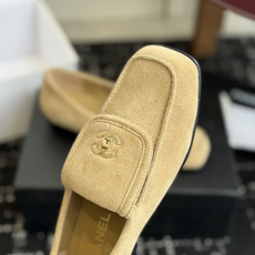 代购级CHANEL小香经典复古翻盖乐福鞋 这双复古乐福鞋一眼看到就很喜欢鞋面方头设计很特别 点缀小香经典 代购级CHANEL小香经典复古翻盖乐福鞋 这双复古乐福鞋一眼看到就很喜欢鞋面方头设计很特别 点缀小香经典