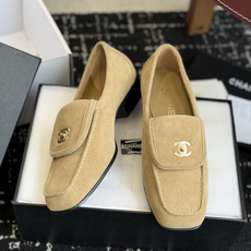 代购级CHANEL小香经典复古翻盖乐福鞋 这双复古乐福鞋一眼看到就很喜欢鞋面方头设计很特别 点缀小香经典 代购级CHANEL小香经典复古翻盖乐福鞋 这双复古乐福鞋一眼看到就很喜欢鞋面方头设计很特别 点缀小香经典