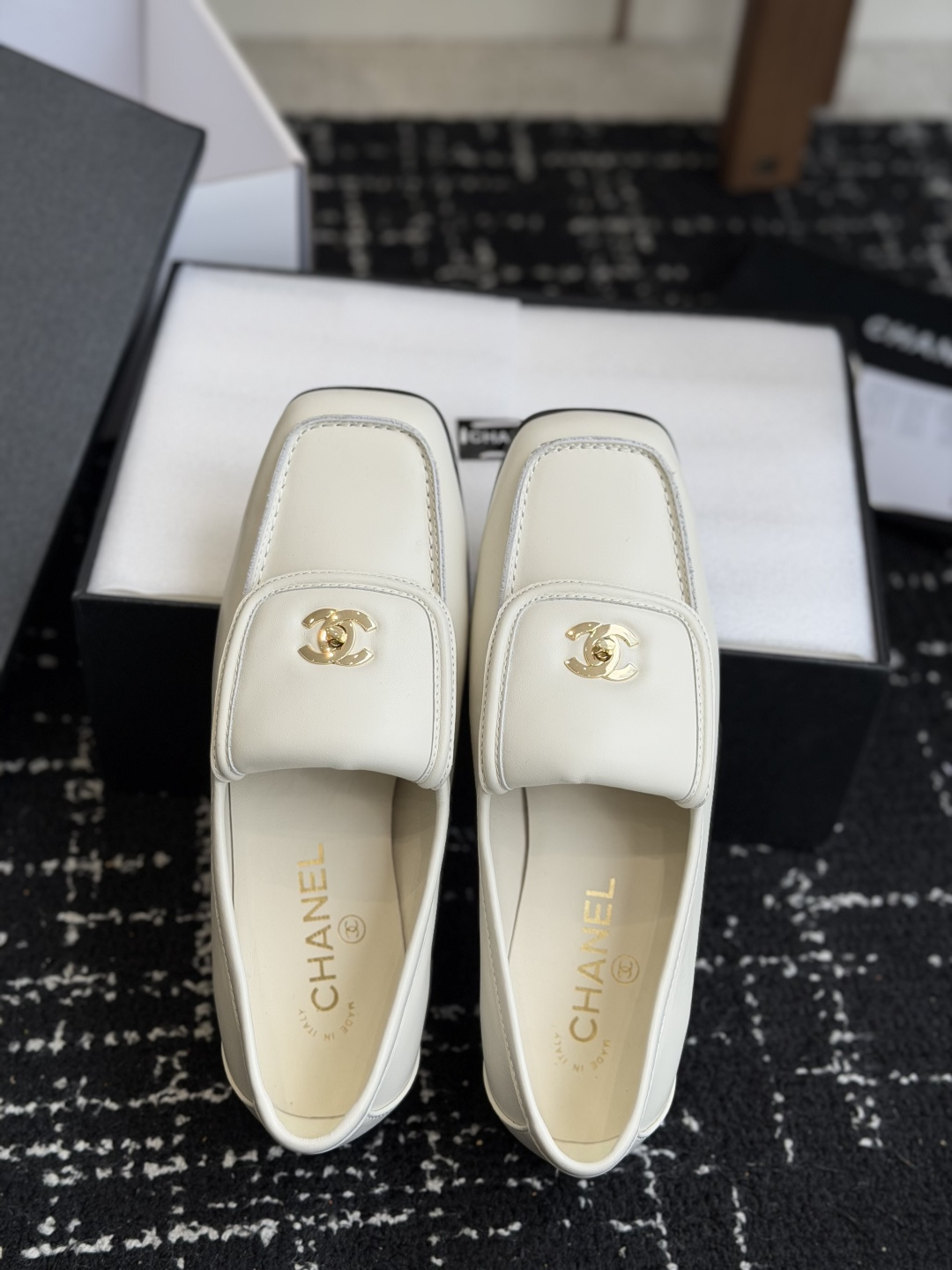 代购级CHANEL小香经典复古翻盖乐福鞋 这双复古乐福鞋一眼看到就很喜欢鞋面方头设计很特别 点缀小香经典 代购级CHANEL小香经典复古翻盖乐福鞋 这双复古乐福鞋一眼看到就很喜欢鞋面方头设计很特别 点缀小香经典