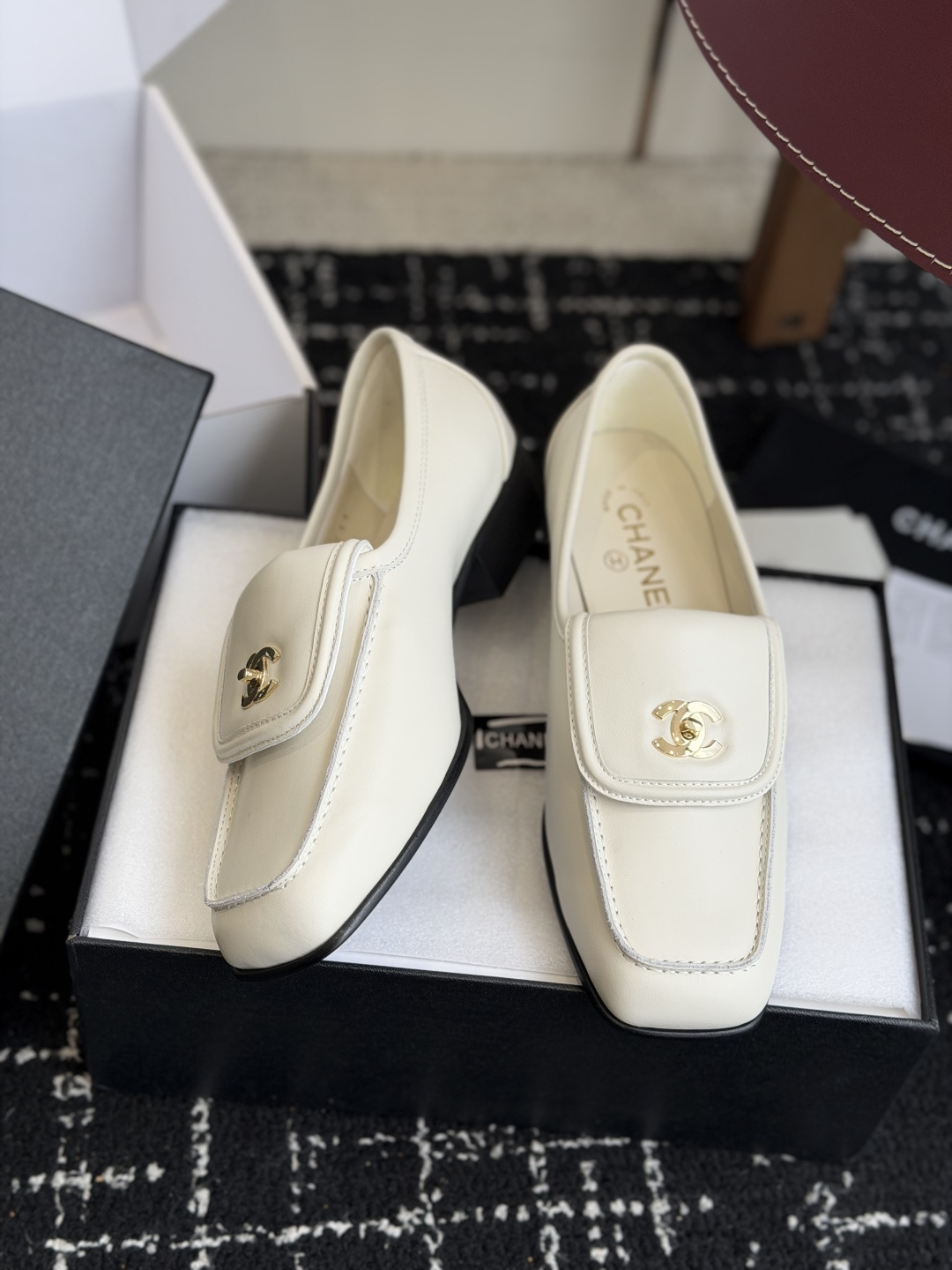 代购级CHANEL小香经典复古翻盖乐福鞋 这双复古乐福鞋一眼看到就很喜欢鞋面方头设计很特别 点缀小香经典 代购级CHANEL小香经典复古翻盖乐福鞋 这双复古乐福鞋一眼看到就很喜欢鞋面方头设计很特别 点缀小香经典