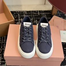 代购级Miu Mi* 26ss 春夏新款饼干底休闲板鞋自带元气氛围感的懒人本命板鞋来啦!设计上采用利落的 代购级Miu Mi* 26ss 春夏新款饼干底休闲板鞋自带元气氛围感的懒人本命板鞋来啦!设计上采用利落的