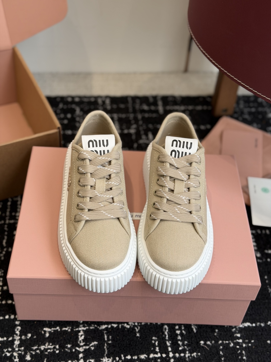 代购级Miu Mi* 26ss 春夏新款饼干底休闲板鞋自带元气氛围感的懒人本命板鞋来啦！设计上采用利落的