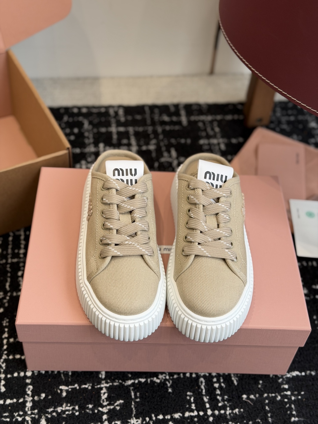 代购级Miu Mi* 26ss 春夏新款饼干底休闲板鞋自带元气氛围感的懒人本命板鞋来啦！设计上采用利落的