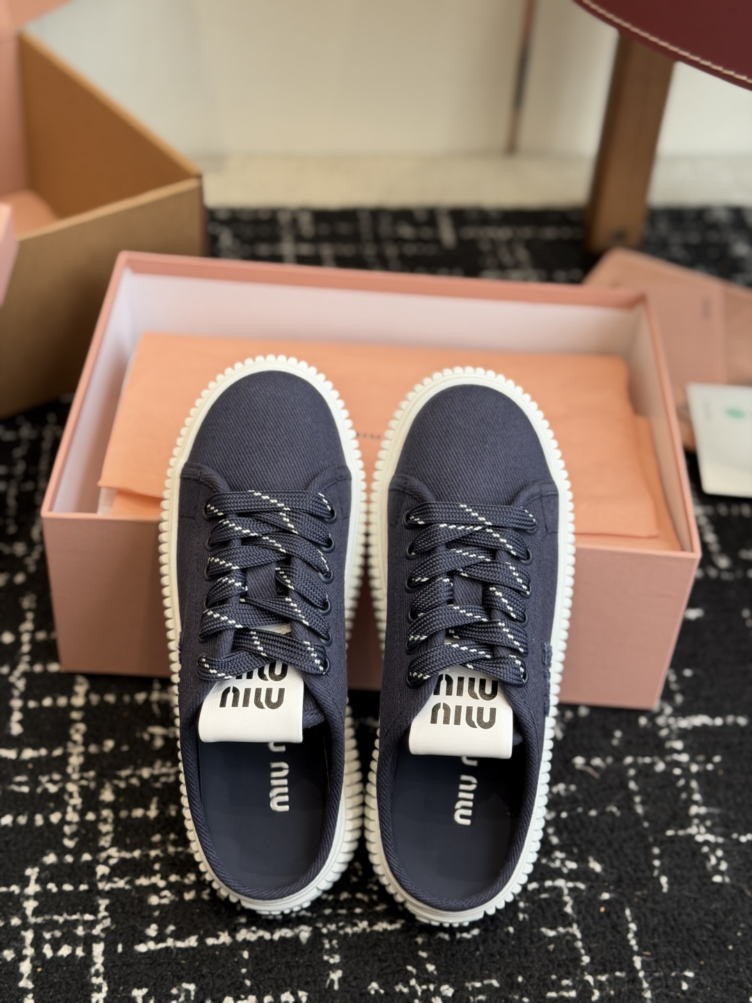 代购级Miu Mi* 26ss 春夏新款饼干底休闲板鞋自带元气氛围感的懒人本命板鞋来啦！设计上采用利落的