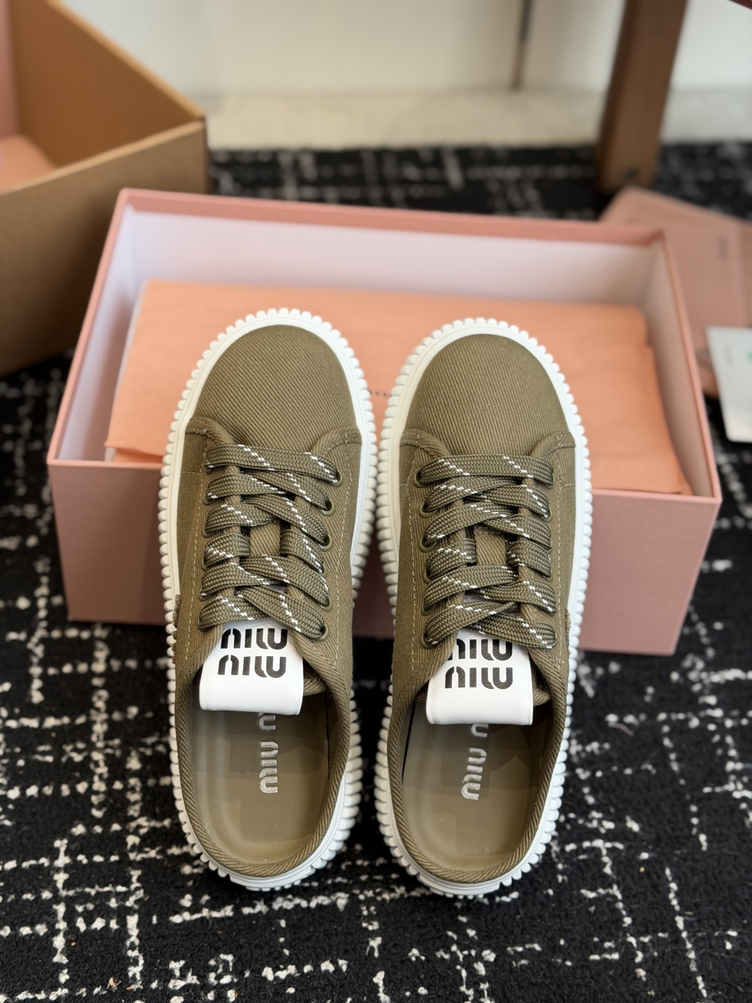 代购级Miu Mi* 26ss 春夏新款饼干底休闲板鞋自带元气氛围感的懒人本命板鞋来啦!设计上采用利落的 代购级Miu Mi* 26ss 春夏新款饼干底休闲板鞋自带元气氛围感的懒人本命板鞋来啦!设计上采用利落的