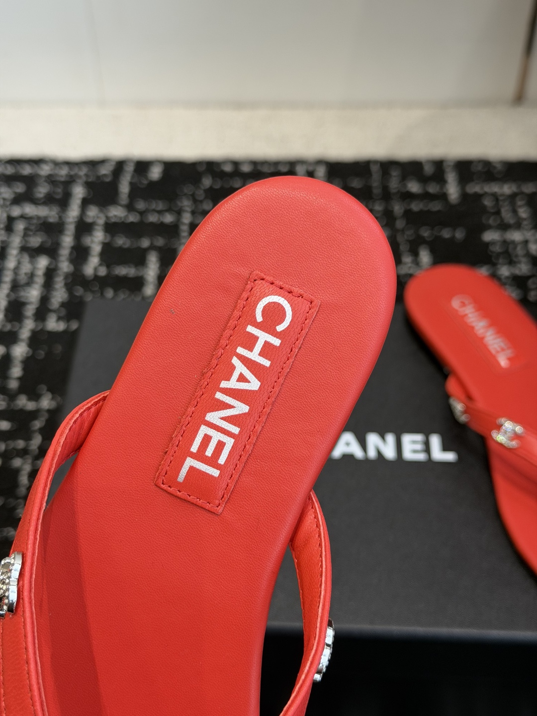代购级Chanel26SS早春新款夹脚凉拖双C夹脚凉拖|春夏穿搭神器经典双C元素+极简夹脚设计,高级感拉 代购级Chanel26SS早春新款夹脚凉拖双C夹脚凉拖|春夏穿搭神器经典双C元素+极简夹脚设计,高级感拉