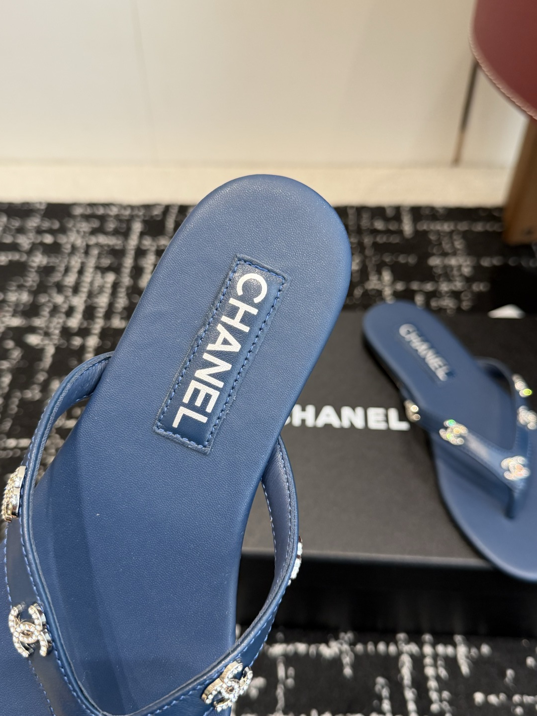 代购级Chanel26SS早春新款夹脚凉拖双C夹脚凉拖|春夏穿搭神器经典双C元素+极简夹脚设计,高级感拉 代购级Chanel26SS早春新款夹脚凉拖双C夹脚凉拖|春夏穿搭神器经典双C元素+极简夹脚设计,高级感拉