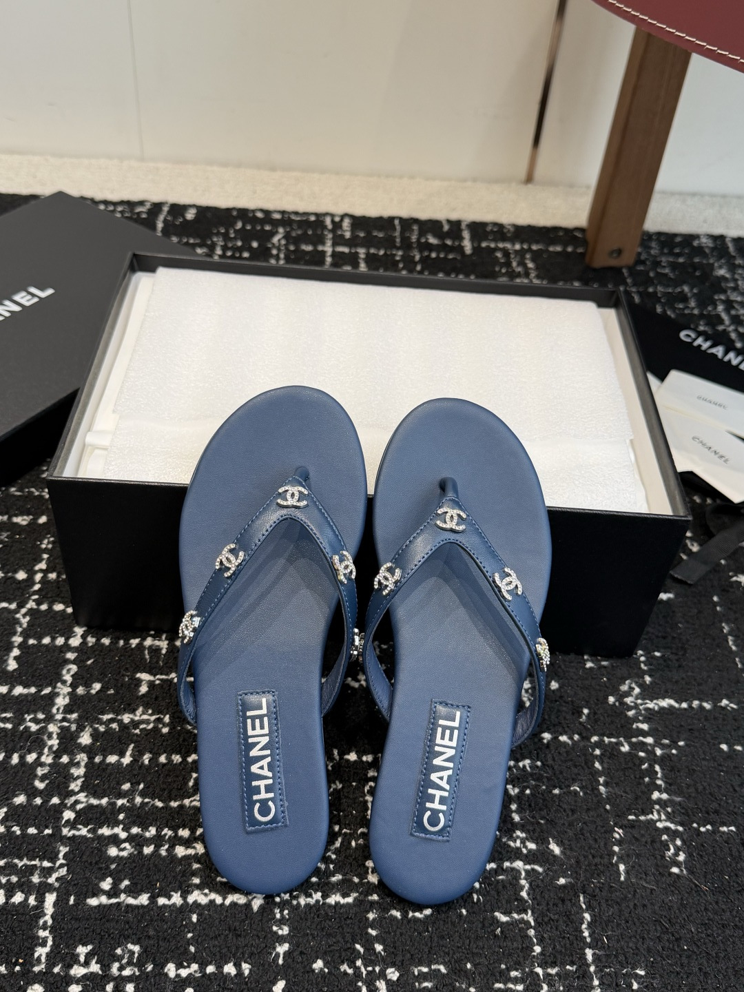 代购级Chanel26SS早春新款夹脚凉拖双C夹脚凉拖｜春夏穿搭神器经典双C元素+极简夹脚设计，高级感拉