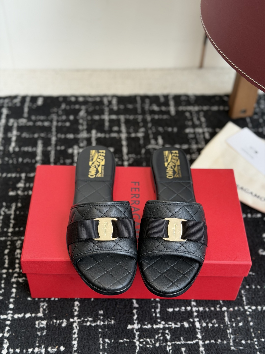 东莞代购级菲拉格慕（Ferragamo）Vara蝴蝶结菱格凉拖这是菲拉格慕以经典Vara蝴蝶结为核心元素