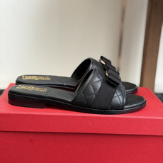 东莞代购级菲拉格慕(Ferragamo)Vara蝴蝶结菱格凉拖这是菲拉格慕以经典Vara蝴蝶结为核心元素 东莞代购级菲拉格慕(Ferragamo)Vara蝴蝶结菱格凉拖这是菲拉格慕以经典Vara蝴蝶结为核心元素