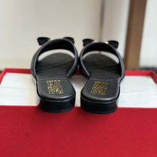 东莞代购级菲拉格慕(Ferragamo)Vara蝴蝶结菱格凉拖这是菲拉格慕以经典Vara蝴蝶结为核心元素 东莞代购级菲拉格慕(Ferragamo)Vara蝴蝶结菱格凉拖这是菲拉格慕以经典Vara蝴蝶结为核心元素