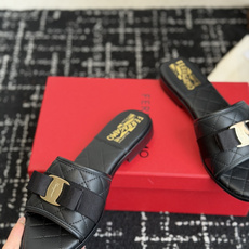 东莞代购级菲拉格慕(Ferragamo)Vara蝴蝶结菱格凉拖这是菲拉格慕以经典Vara蝴蝶结为核心元素 东莞代购级菲拉格慕(Ferragamo)Vara蝴蝶结菱格凉拖这是菲拉格慕以经典Vara蝴蝶结为核心元素