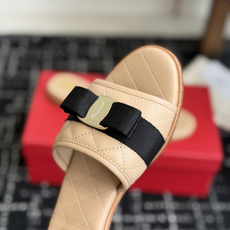 东莞代购级菲拉格慕(Ferragamo)Vara蝴蝶结菱格凉拖这是菲拉格慕以经典Vara蝴蝶结为核心元素 东莞代购级菲拉格慕(Ferragamo)Vara蝴蝶结菱格凉拖这是菲拉格慕以经典Vara蝴蝶结为核心元素