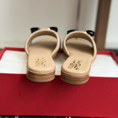 东莞代购级菲拉格慕(Ferragamo)Vara蝴蝶结菱格凉拖这是菲拉格慕以经典Vara蝴蝶结为核心元素 东莞代购级菲拉格慕(Ferragamo)Vara蝴蝶结菱格凉拖这是菲拉格慕以经典Vara蝴蝶结为核心元素