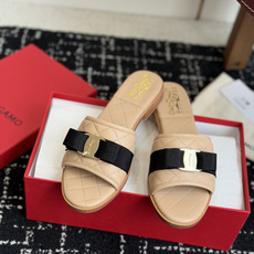 东莞代购级菲拉格慕(Ferragamo)Vara蝴蝶结菱格凉拖这是菲拉格慕以经典Vara蝴蝶结为核心元素 东莞代购级菲拉格慕(Ferragamo)Vara蝴蝶结菱格凉拖这是菲拉格慕以经典Vara蝴蝶结为核心元素