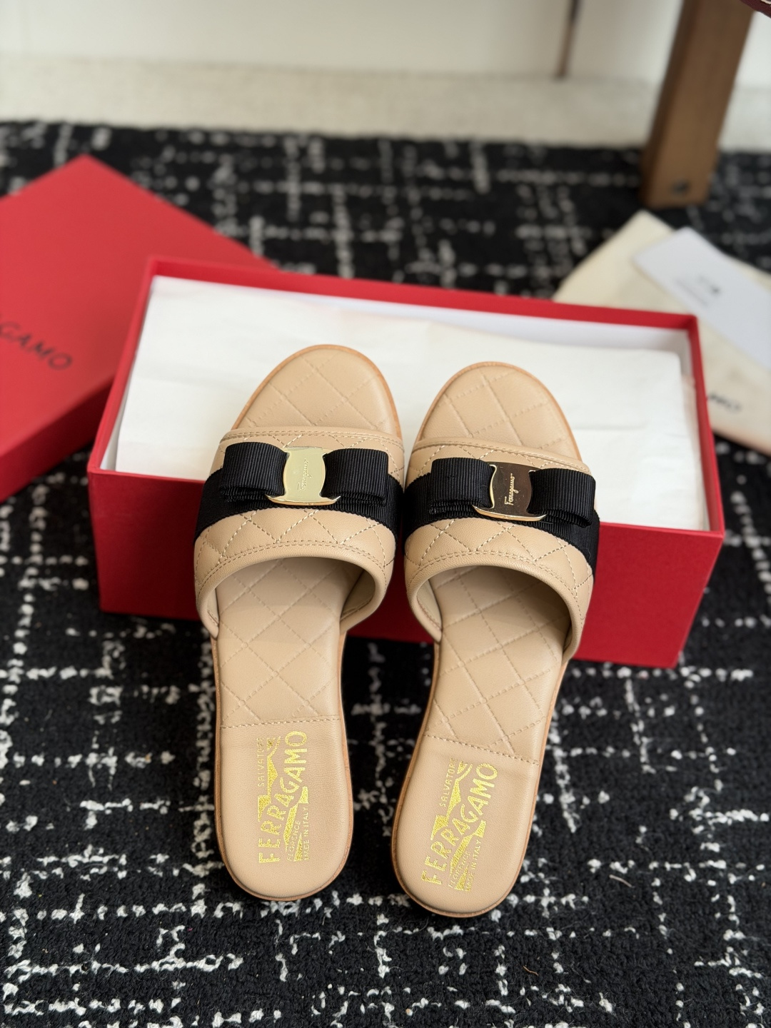东莞代购级菲拉格慕（Ferragamo）Vara蝴蝶结菱格凉拖这是菲拉格慕以经典Vara蝴蝶结为核心元素