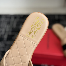 东莞代购级菲拉格慕(Ferragamo)Vara蝴蝶结菱格凉拖这是菲拉格慕以经典Vara蝴蝶结为核心元素 东莞代购级菲拉格慕(Ferragamo)Vara蝴蝶结菱格凉拖这是菲拉格慕以经典Vara蝴蝶结为核心元素