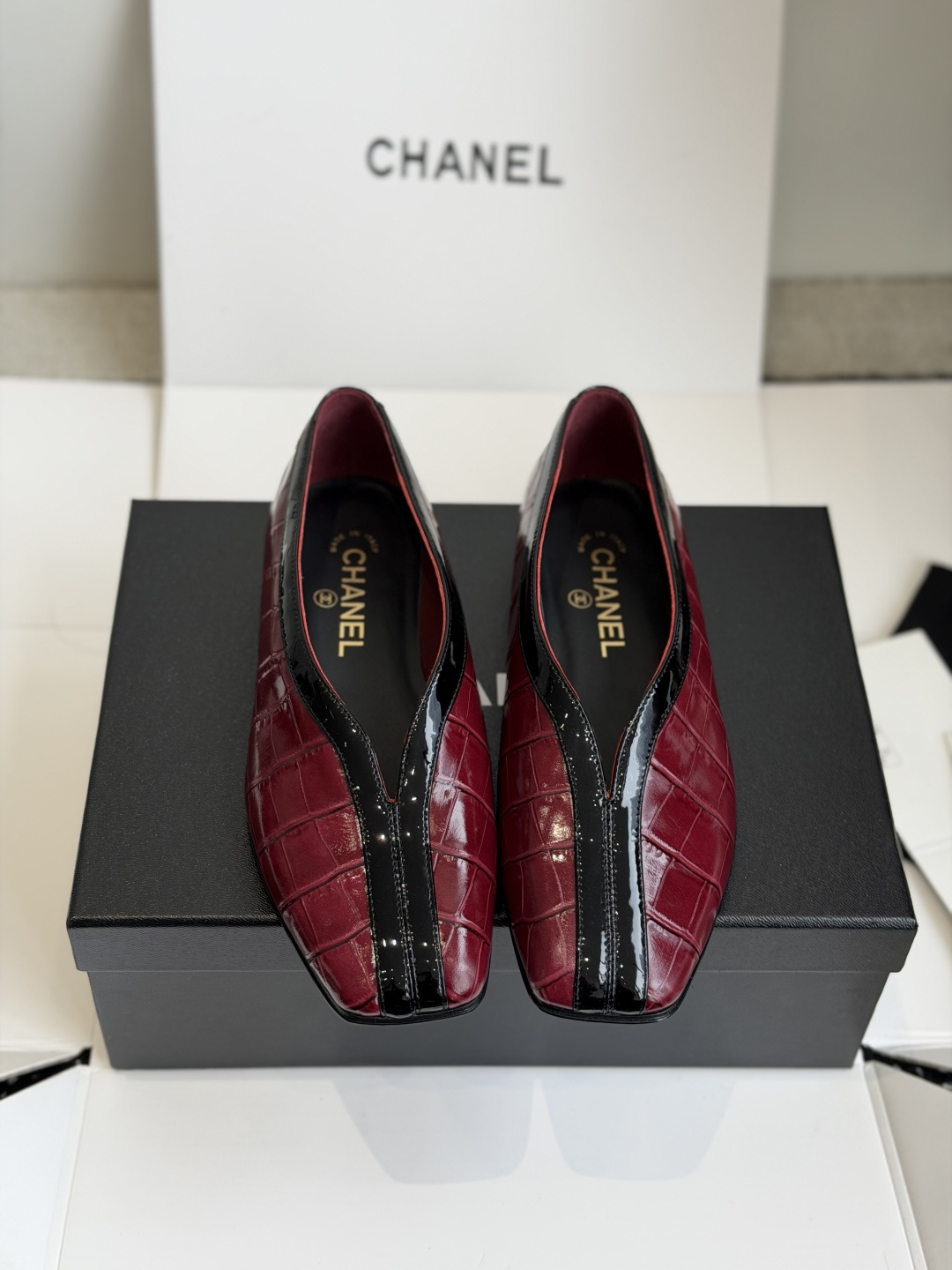 NO:814981,Dongguan purchasing agent CHANEL Xiaoxiang 26ss new model for early spring. Large square toe shoes, retro French elegance, full of high-end sense. Xiang Nai hollow shoes, a pair of shoes that are very popular recently!  The large square toe design directly lengthens the legs!  A very white fairy style. It completely interprets French romance!  The fabric is imported mixed sheepskin, the lining is sheepskin, soft and delicate, 100% comfortable on the feet, beautiful and super feminine at the same time, Italian genuine leather outsole Size#35-41 (40 41 customized, non-refundable), single shoes, chanel, sheepskin, Leather soles19860909东莞代购级 CHANEL小香 26ss 早春新款 大方头单鞋,复古法式优雅感,高级感十足 香奶奶中空单鞋,最近很火的一双单鞋！大方头设计直接拉长腿型！很显白的神仙款型.完全诠释法式浪漫！ 面料进口混种羊皮,内里垫脚羊皮,柔软细腻,脚感舒适度百分百,美观的同时又超显女人味,意大利真皮大底 Size#35-41（40 41订做不退换）,单鞋,chanel,sheepskin,Leather soles,Women's Shoes