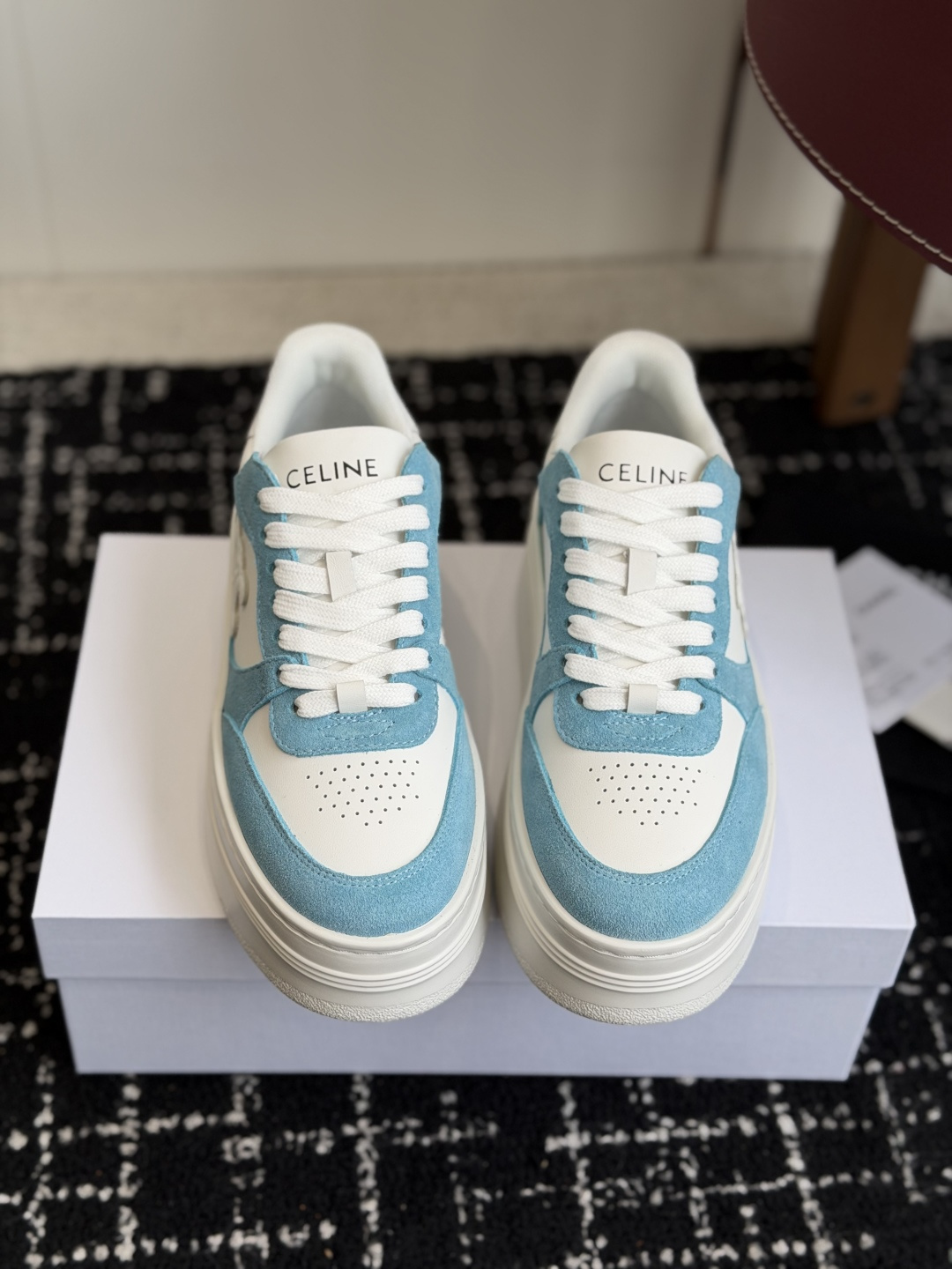 代购级CELINE思琳赛琳 新色 CELINE RUNNER 动鞋鞋舌和鞋后帮饰有CELINE标志运动鞋