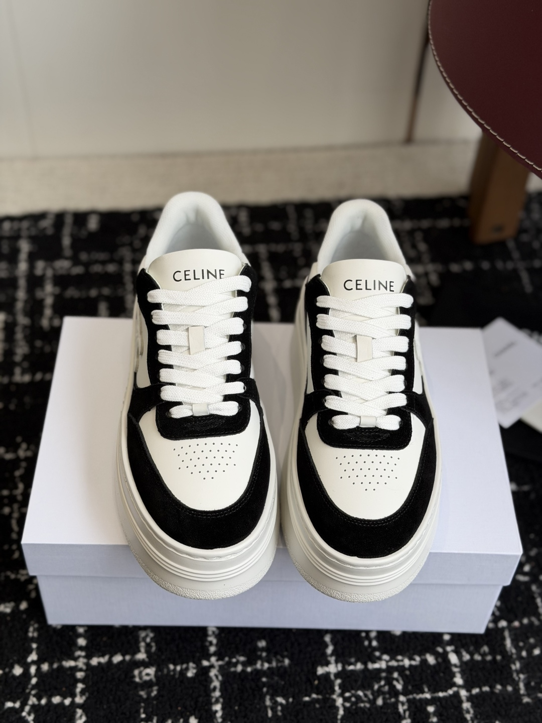 代购级CELINE思琳赛琳 新色 CELINE RUNNER 动鞋鞋舌和鞋后帮饰有CELINE标志运动鞋
