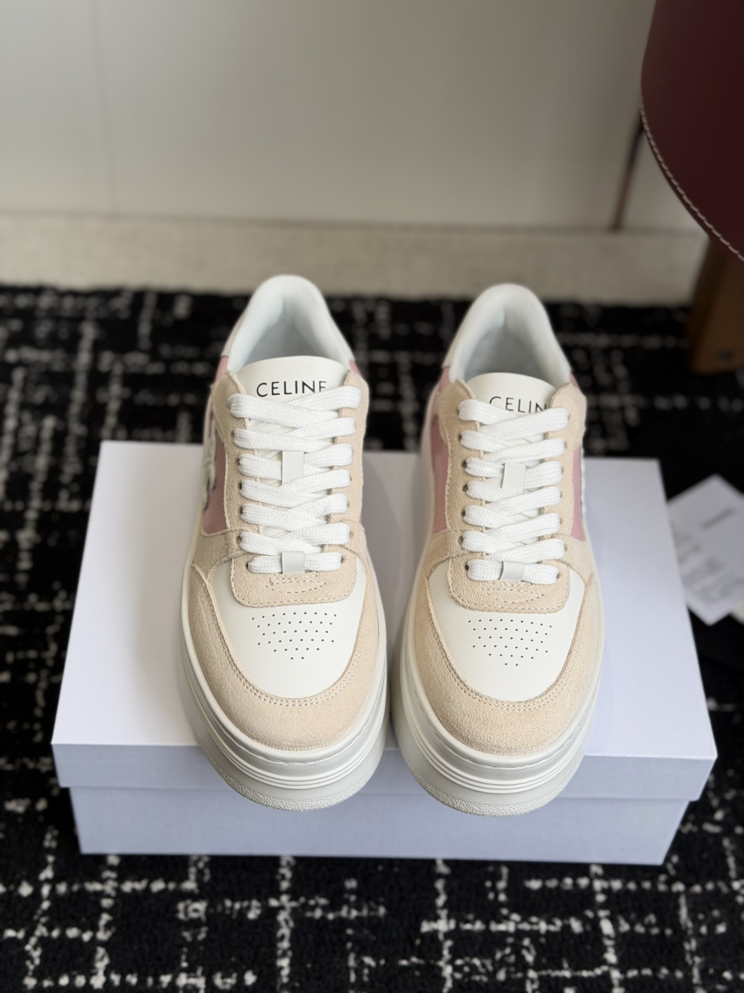 NO:814974,Purchasing agent CELINE Celine new color CELINE RUNNER sports shoes with CELINE logo on the tongue and back of the shoe CELINE logo embossed on the back and side of the shoe Thick-soled bread shoes 2026 spring and summer new women's Arc de Triomphe logo laces are simple and comfortable, clean and neat, increase the height and show the slim legs Whether worn alone or paired with wide-leg pants, high street and retro together to make CELINE girls Original imported cowhide uppers Original lining Original open-molded Tpu outsole  Size#35-41 (40 41 customization is non-returnable and non-exchangeable), casual shoes/sports shoes, celine, celine, sneakers, cowhide19860909代购级 CELINE思琳赛琳 新色 CELINE RUNNER 动鞋鞋舌和鞋后帮饰有CELINE标志运动鞋 鞋后帮和侧面压印CELINE标志 厚底面包鞋2026春夏新款女凯旋门徽标系带简单舒服,干净利落,增高显腿细 无论是单穿还是搭配阔腿裤,高街又复古一起来做CELINE女孩 鞋面原版进口牛皮 内里原版内里 大底原版开模Tpu大底 Size#35-41（40 41定制不退不换）,休闲鞋/运动鞋,celine,celine,sneakers,cowhide,Women's Shoes