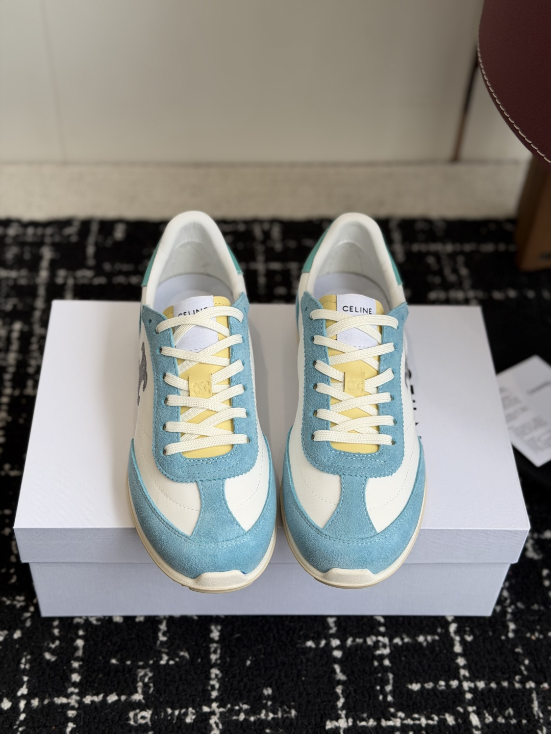 NO:814977,Purchasing agent Celine The latest Racer Forrest Gump shoes for spring and summer, moral training shoes, sports shoes, many celebrity fashion bloggers are planting grass. The design of Forrest Gump shoes is classic and timeless, cool and versatile, whether it is sports style wear or casual wear for daily outings, it can be perfectly adapted, easily improving the texture of the overall look. Moreover, the design of this pair of shoes is very suitable for the foot shape, walking will not tire your feet, and it is also very breathable for spring and summer wear, and will not make you sweat.  Whether you are going shopping, traveling or doing sports, it can be your best match. High-mercerized cowhide upper with breathable fabric. Original private model outsole. Size 35-41 (40 to 41 customized, non-returnable), casual shoes/sports shoes, celine, sneakers, cowhide19860909代购级 Celine 思琳 春夏最新款Racer 阿甘鞋 德训鞋 运动鞋 超多明星时尚博主种草 阿甘鞋鞋型设计经典永不过时 酷帅又百搭无论是运动风穿搭 还是日常出街的休闲装,它都能完美适配,轻松提升整体造型的质感 而且这双鞋的设计很贴合脚型,走路不累脚,春夏穿着也很透气,不会闷汗 不管你是去逛街、旅行还是运动,它都能成为你的最佳搭子 鞋面高丝光牛皮拼接透气布 原版私模大底 Size35-41（40 41订做不退换）,休闲鞋/运动鞋,celine,sneakers,cowhide,Women's Shoes