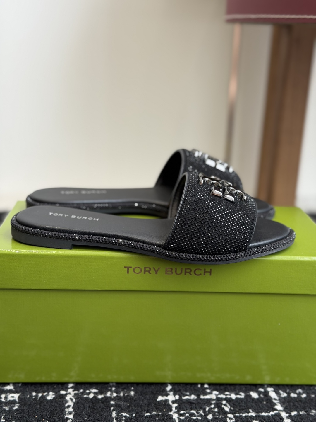 东莞代购级2026 新款tory burch（TB）Ines重工打造钻面 拖鞋，近年火爆圈的法棍工艺，搭