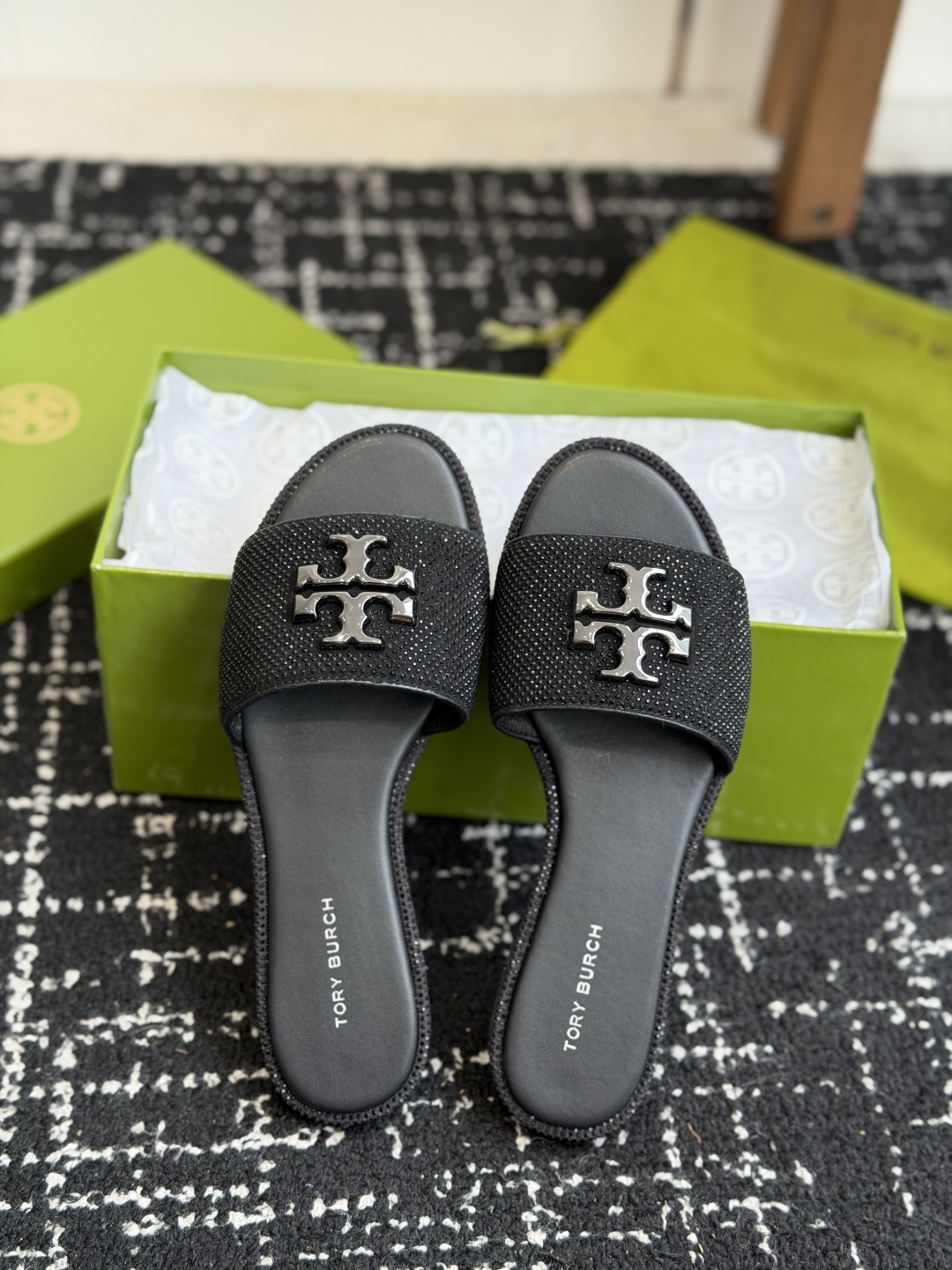 东莞代购级2026 新款tory burch（TB）Ines重工打造钻面 拖鞋，近年火爆圈的法棍工艺，搭