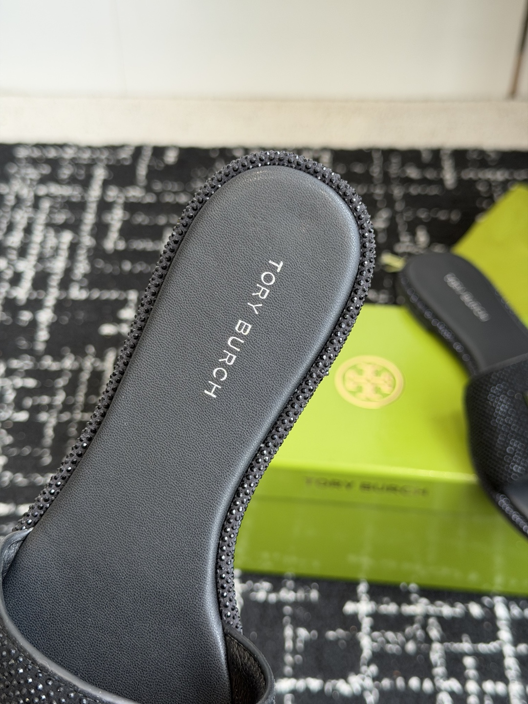 东莞代购级2026 新款tory burch（TB）Ines重工打造钻面 拖鞋，近年火爆圈的法棍工艺，搭