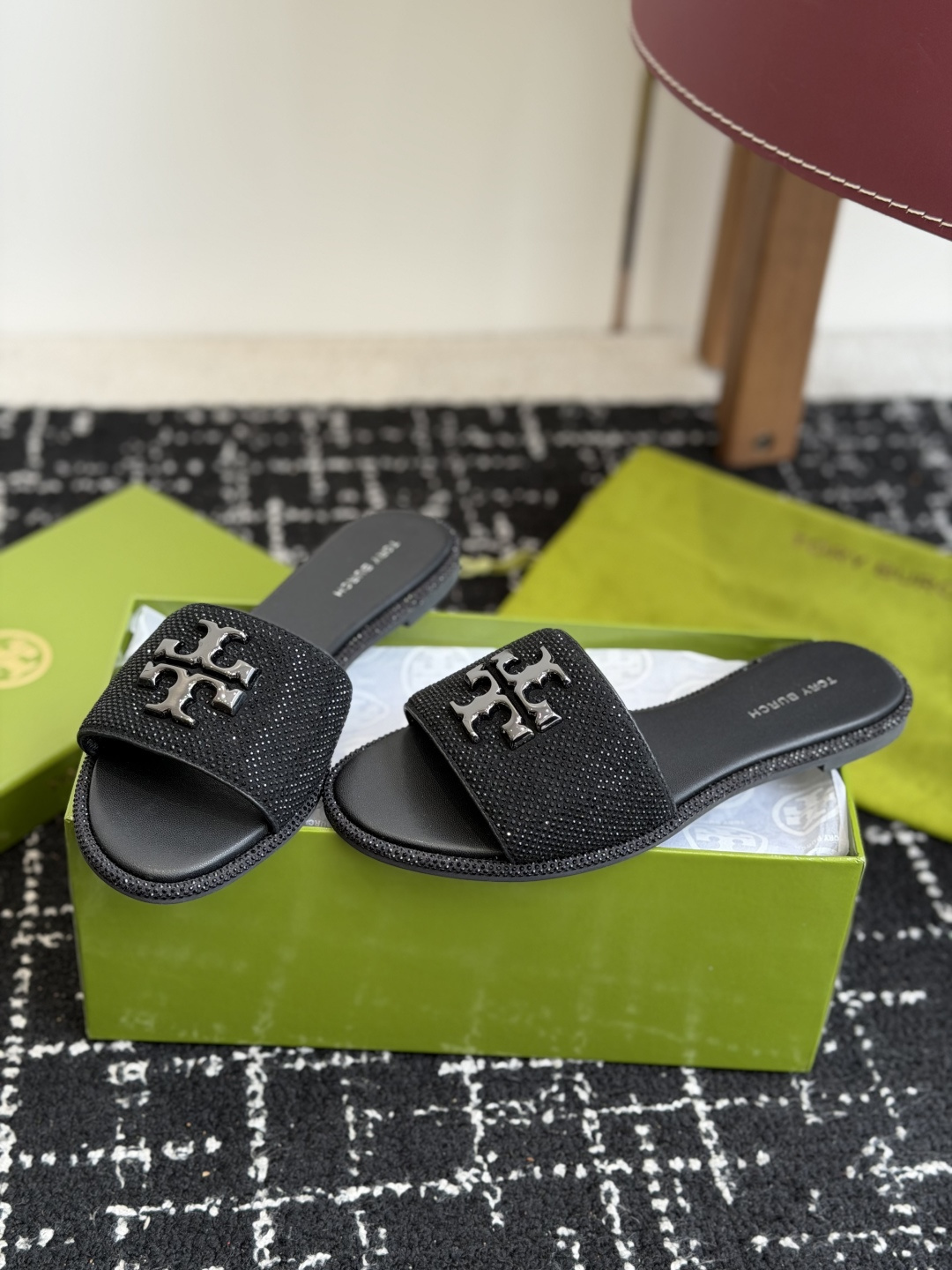 东莞代购级2026 新款tory burch（TB）Ines重工打造钻面 拖鞋，近年火爆圈的法棍工艺，搭