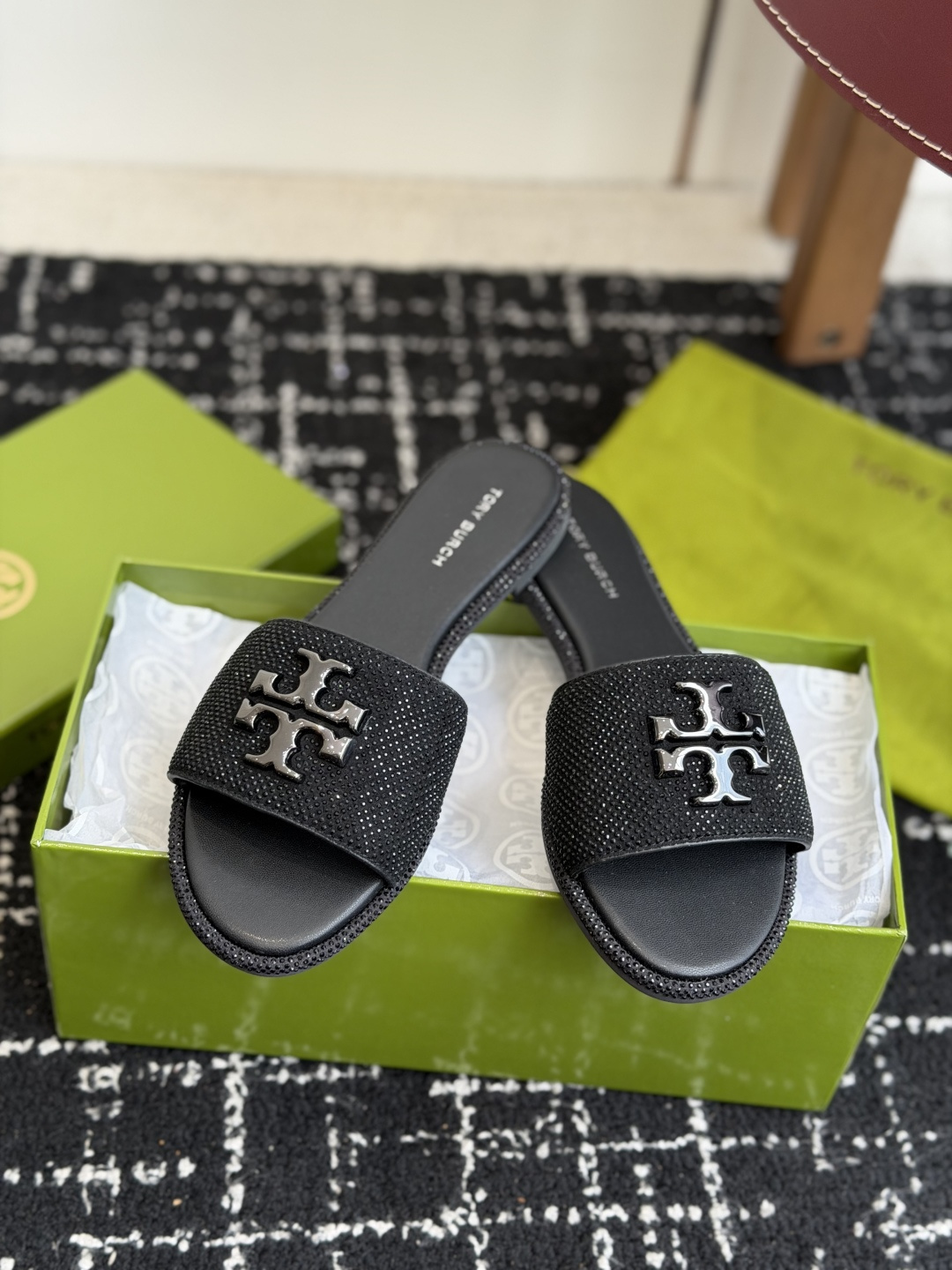 东莞代购级2026 新款tory burch（TB）Ines重工打造钻面 拖鞋，近年火爆圈的法棍工艺，搭