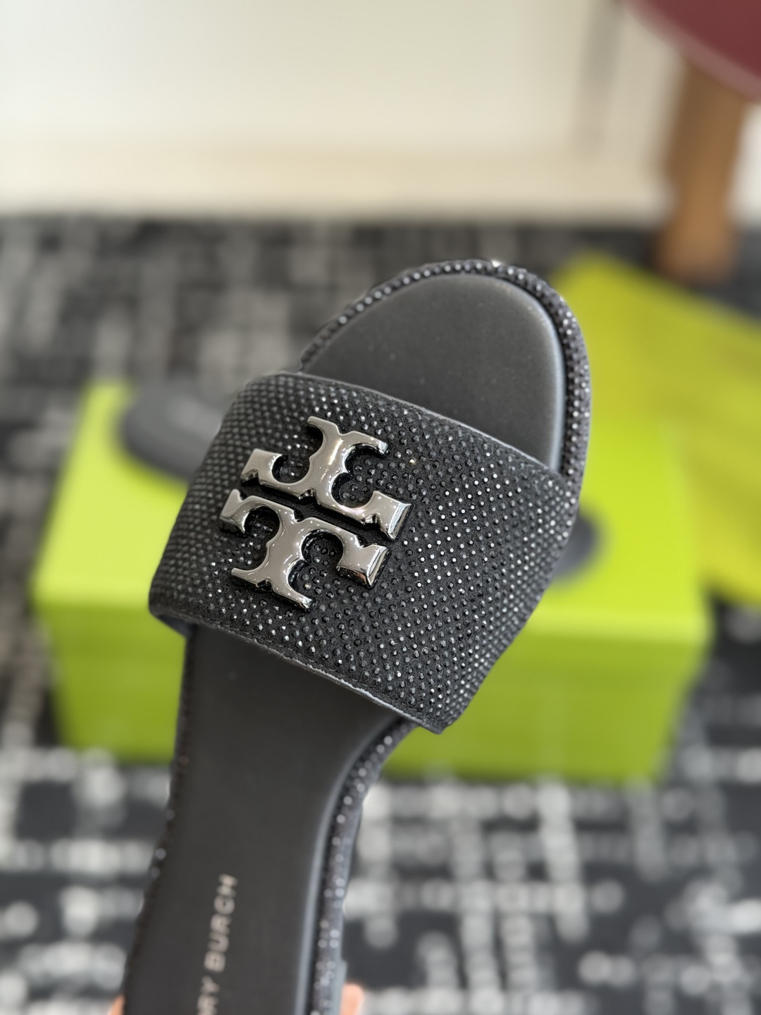东莞代购级2026 新款tory burch（TB）Ines重工打造钻面 拖鞋，近年火爆圈的法棍工艺，搭