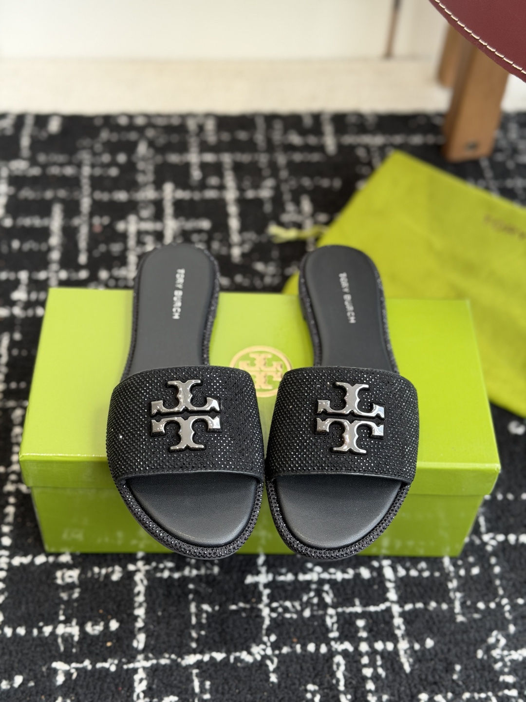 东莞代购级2026 新款tory burch（TB）Ines重工打造钻面 拖鞋，近年火爆圈的法棍工艺，搭
